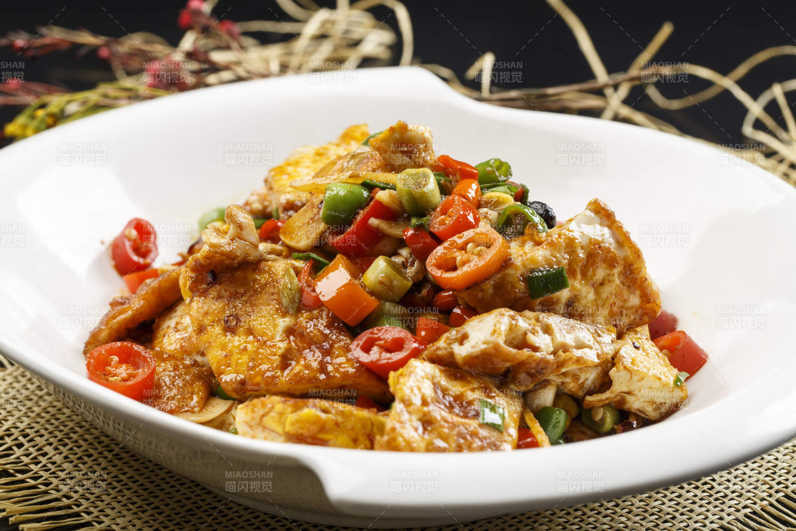 圆形白瓷盘装的湘味南豆腐图片