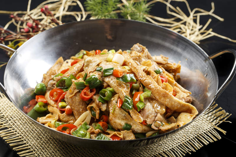 铁锅装的锅仔豆腐烧鸭肠图片