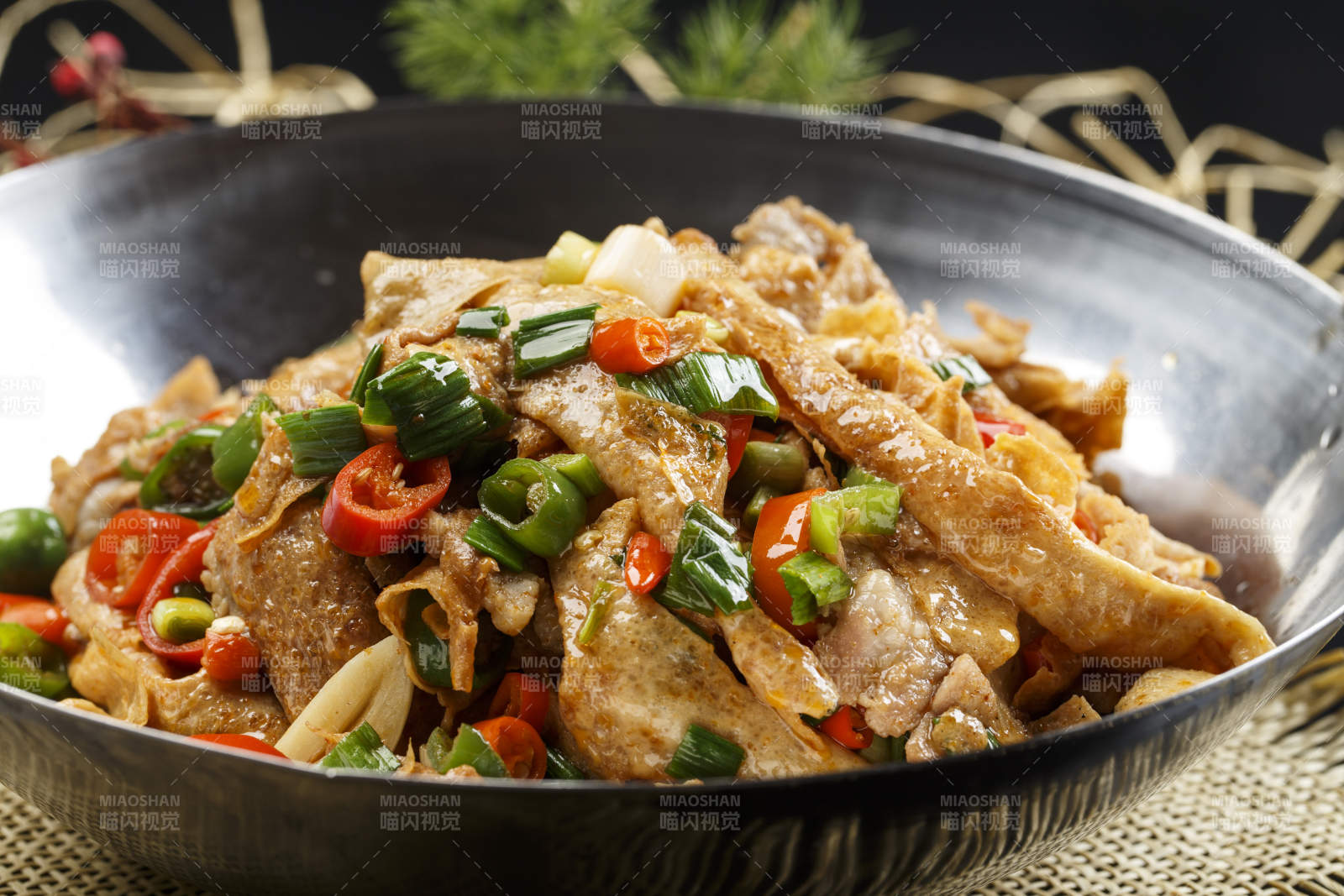 铁锅装的锅仔豆腐烧鸭肠图片