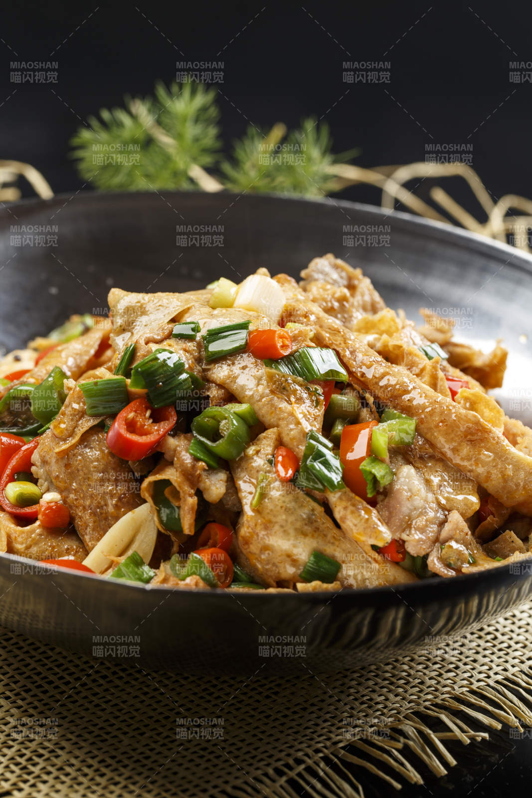 铁锅装的锅仔豆腐烧鸭肠图片