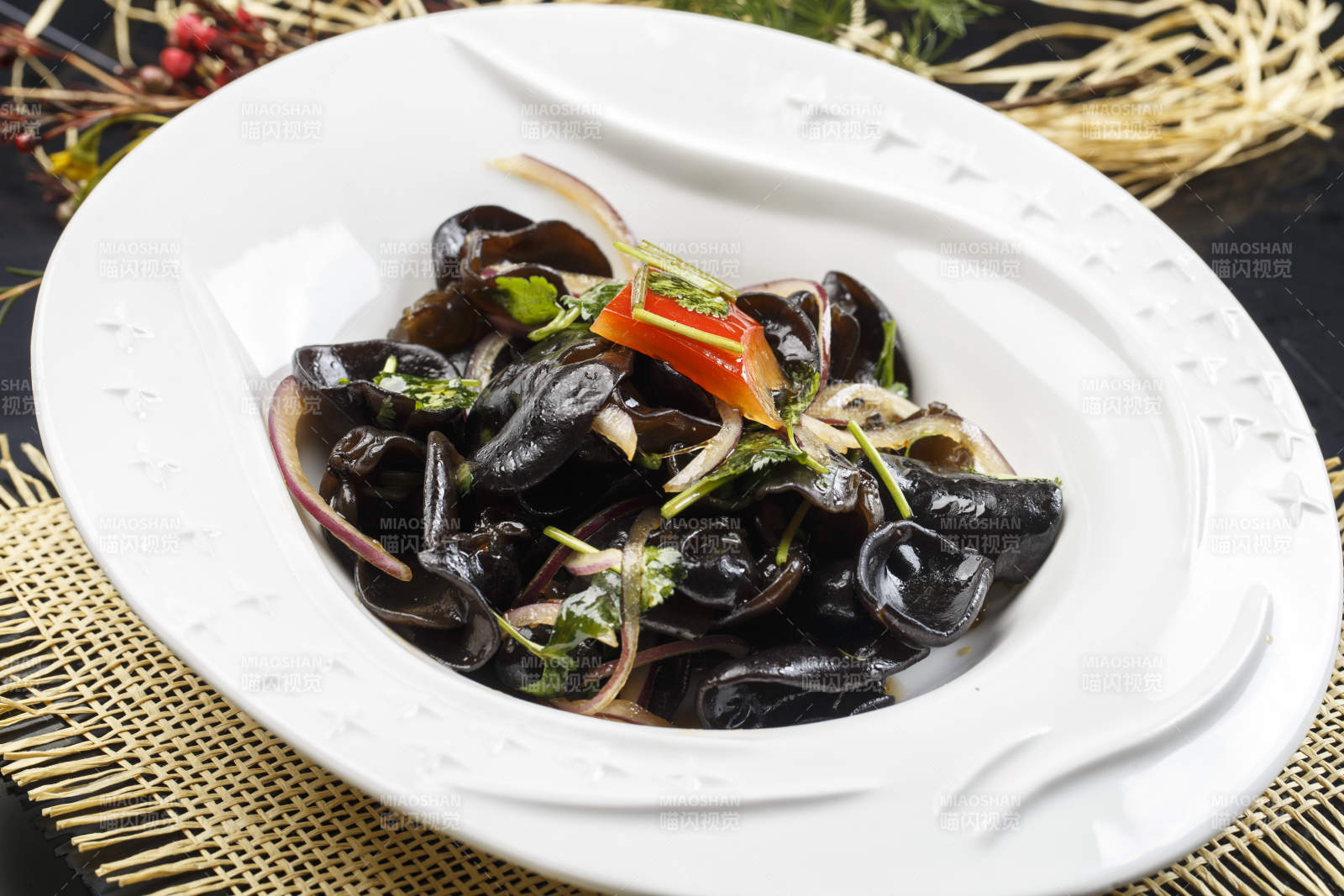 椭圆白色瓷盘装的芥末黑木耳图片