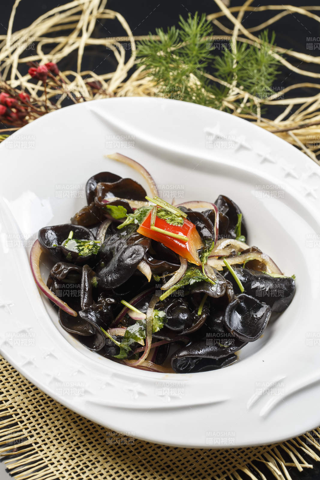椭圆白色瓷盘装的芥末黑木耳图片