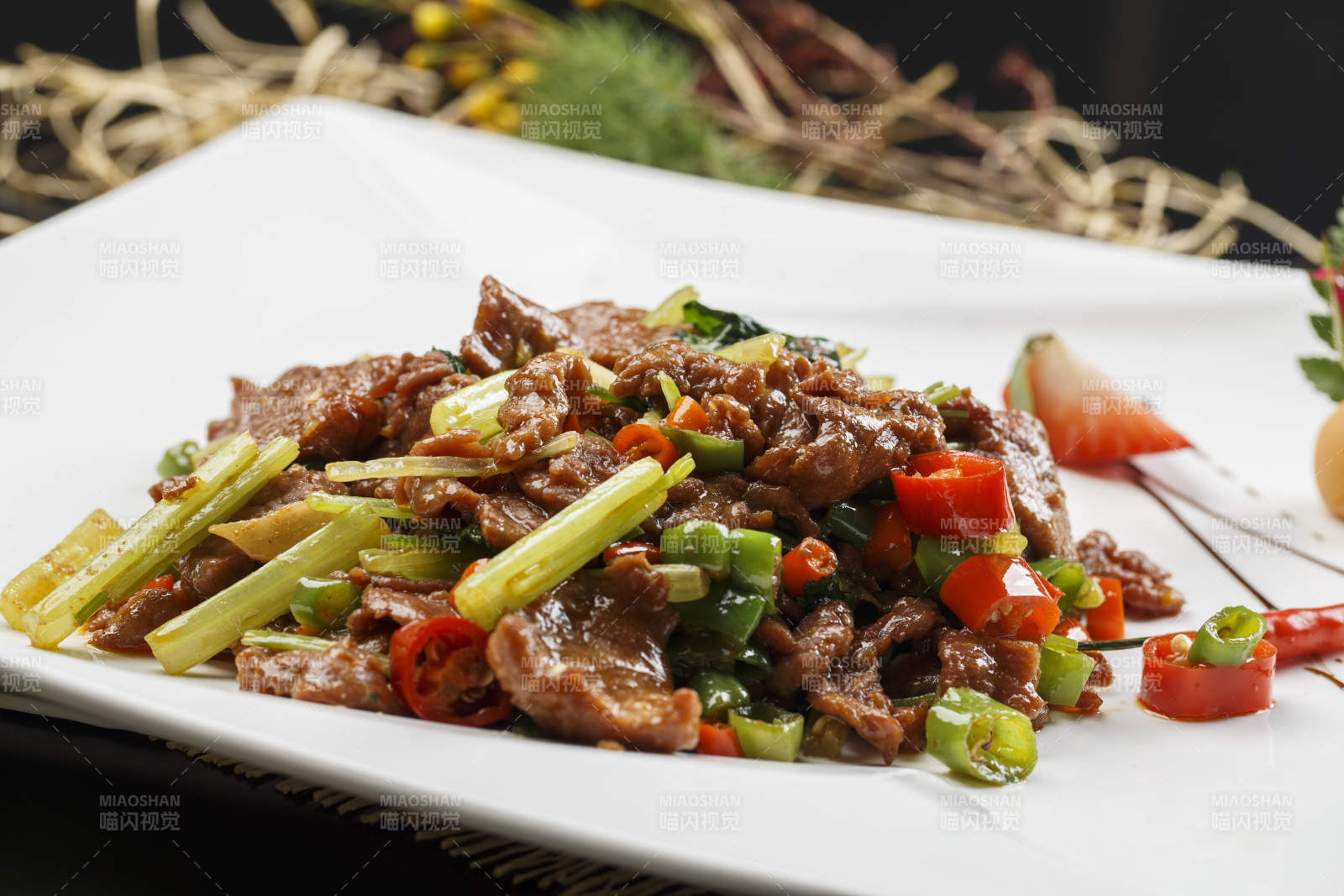 方形白色瓷盘装的湘味小炒肉图片