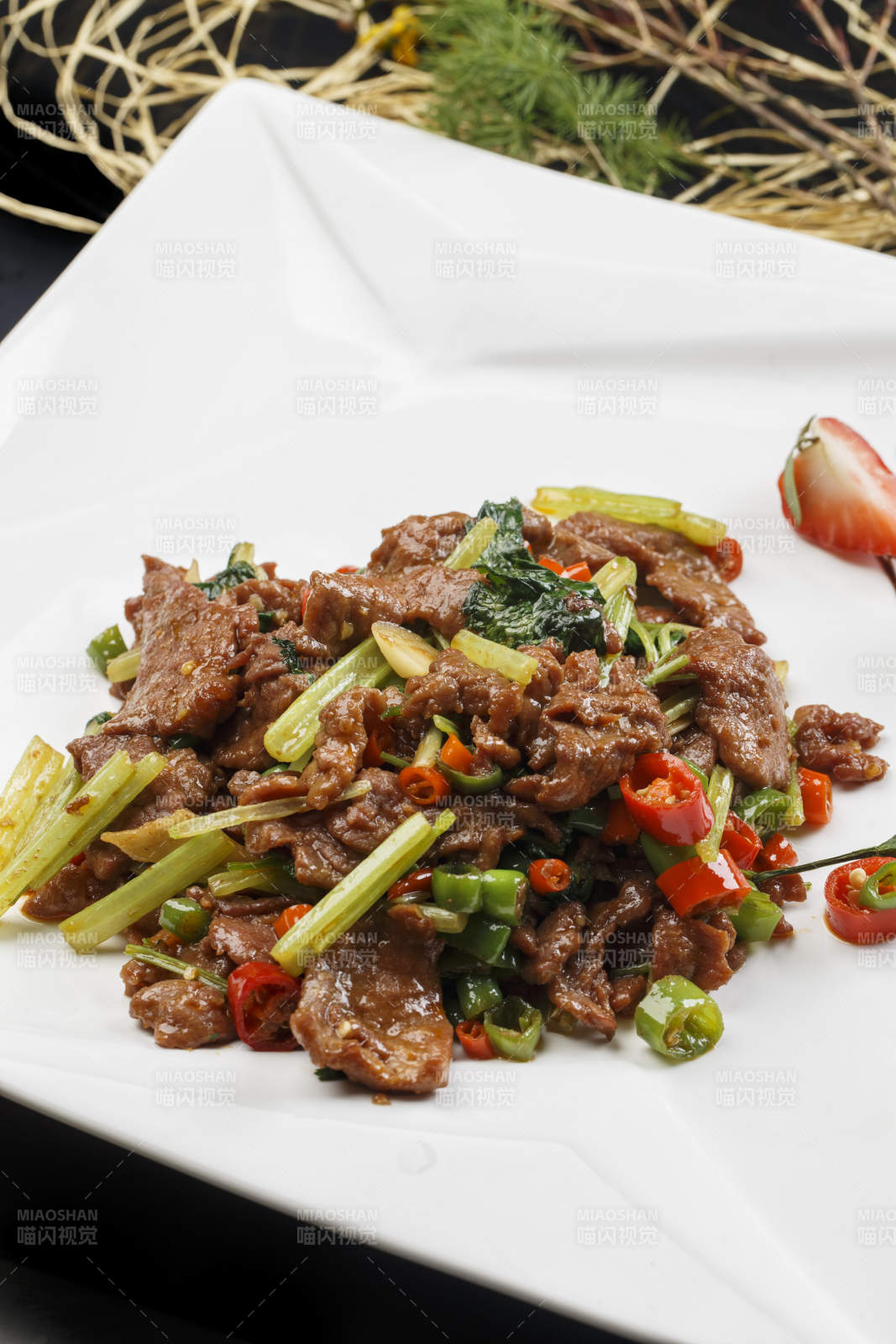 方形白色瓷盘装的湘味小炒肉图片