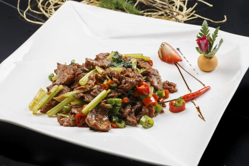 方形白色瓷盘装的湘味小炒肉图片