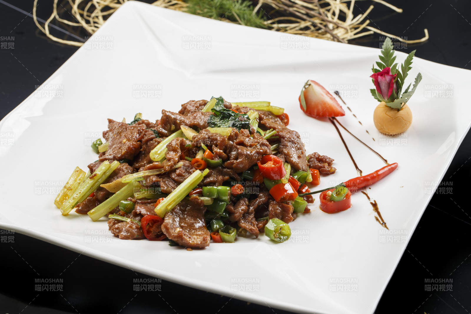 方形白色瓷盘装的湘味小炒肉图片