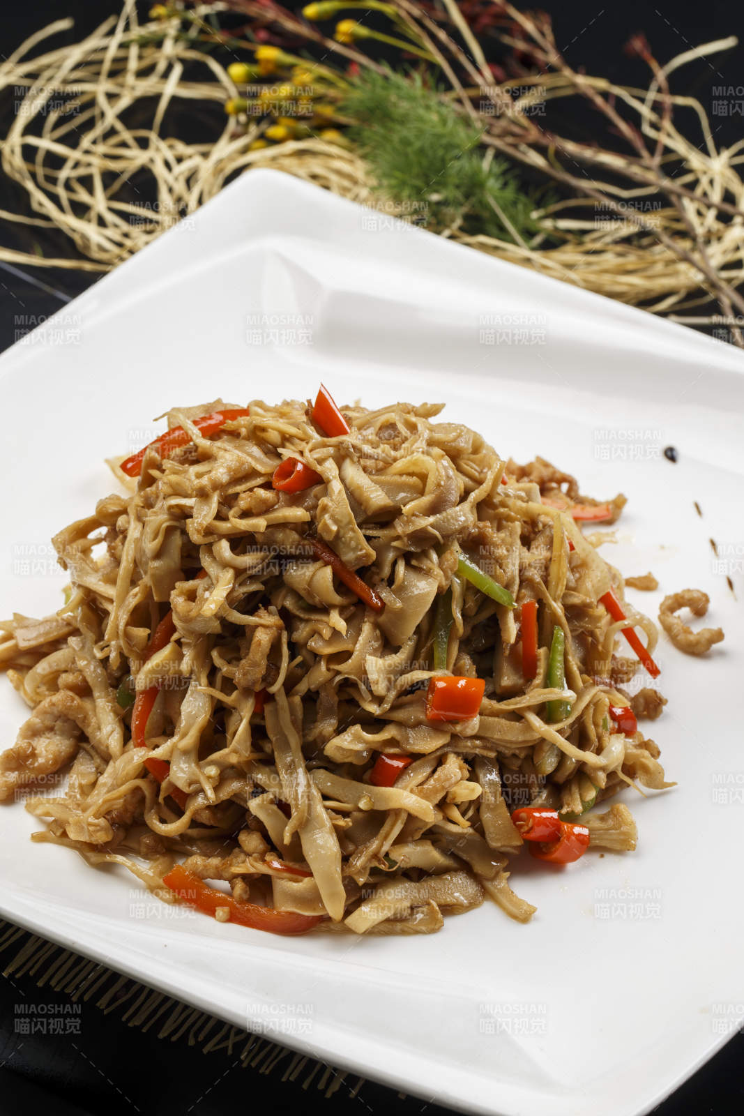 葫芦条米椒炝炒腊肉丁图片