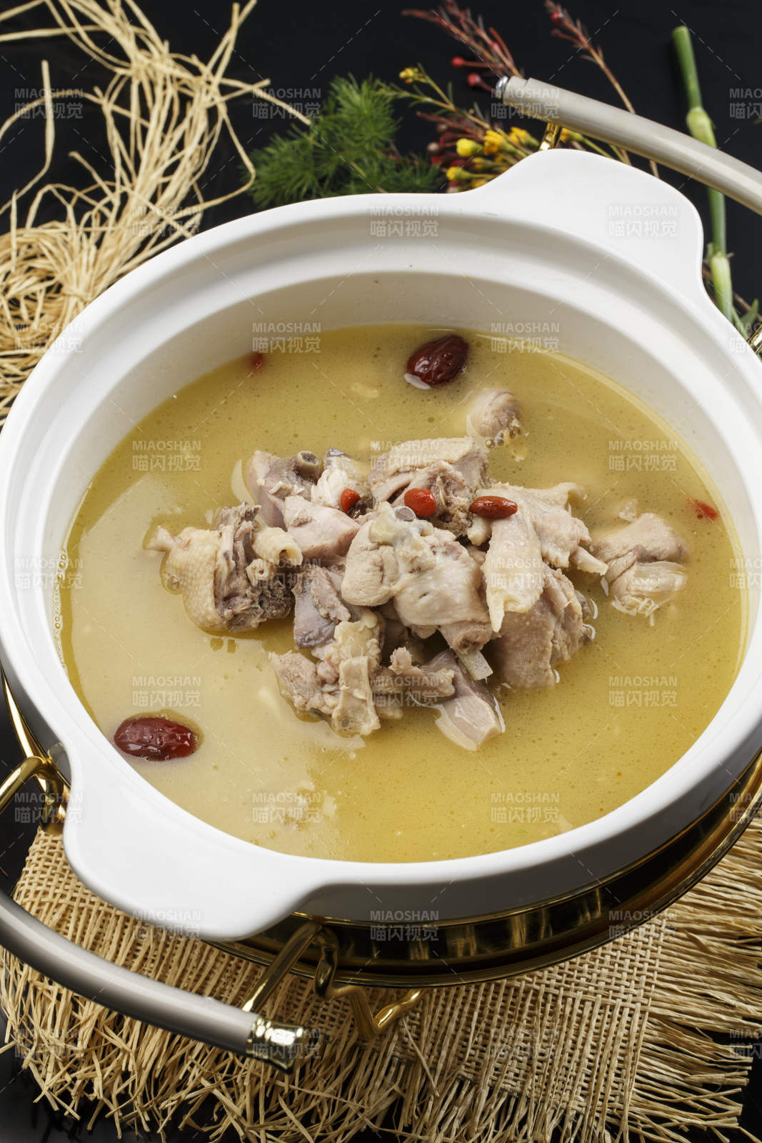 滋补老火砂锅柴鸡煲图片