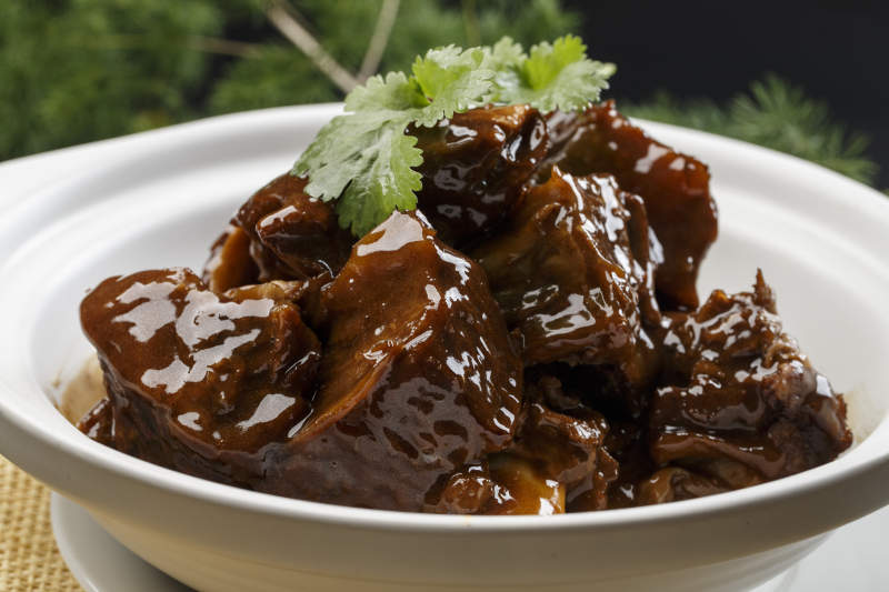 白色砂锅装的香煲酱香牛尾骨图片