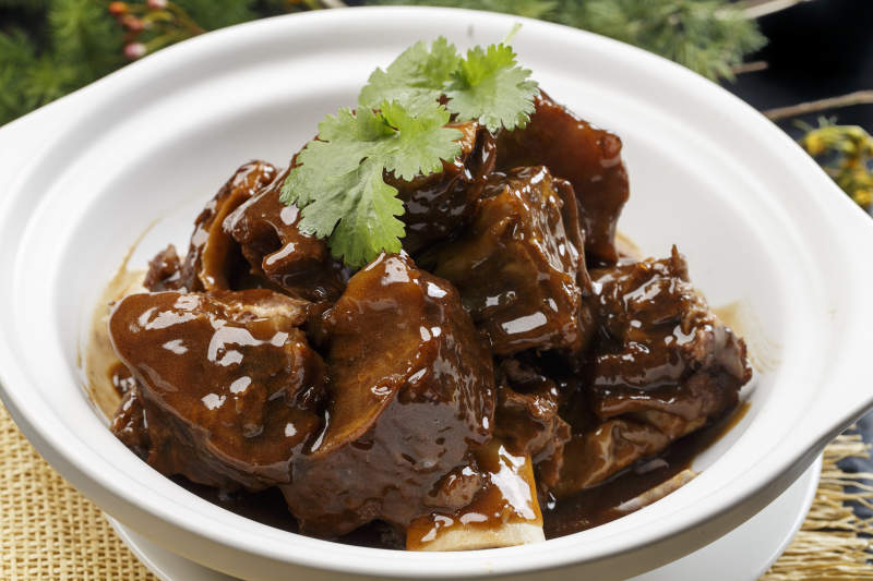 白色砂锅装的香煲酱香牛尾骨图片