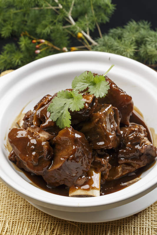 白色砂锅装的香煲酱香牛尾骨图片