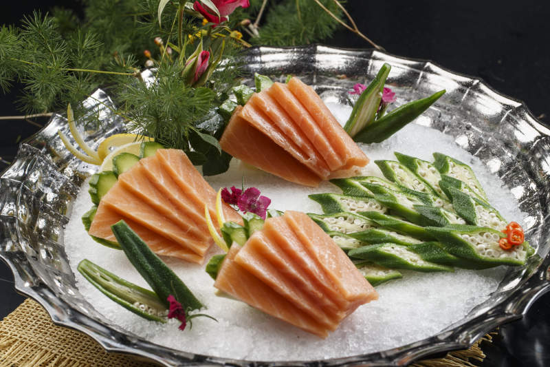 冰镇秋葵三文鱼刺身图片