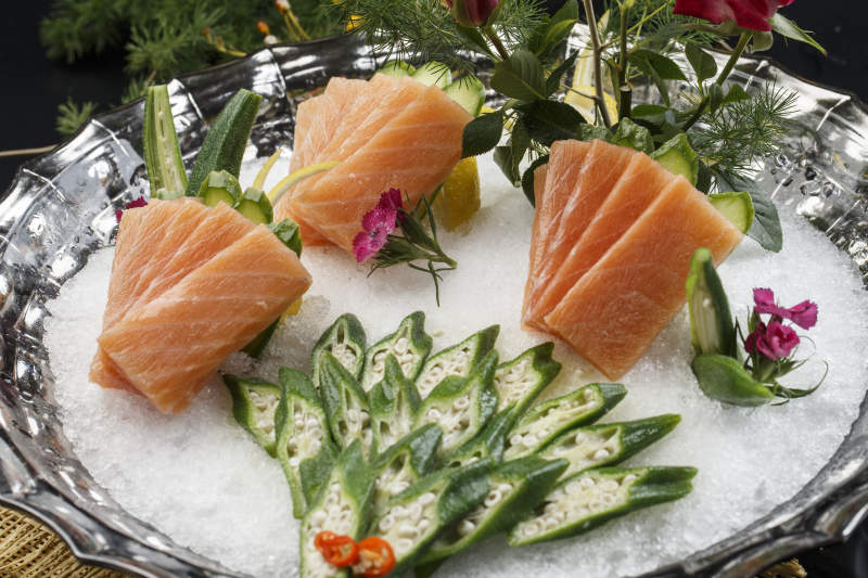 冰镇秋葵三文鱼刺身图片