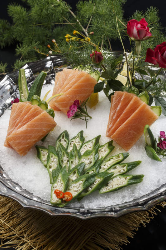 冰镇秋葵三文鱼刺身图片