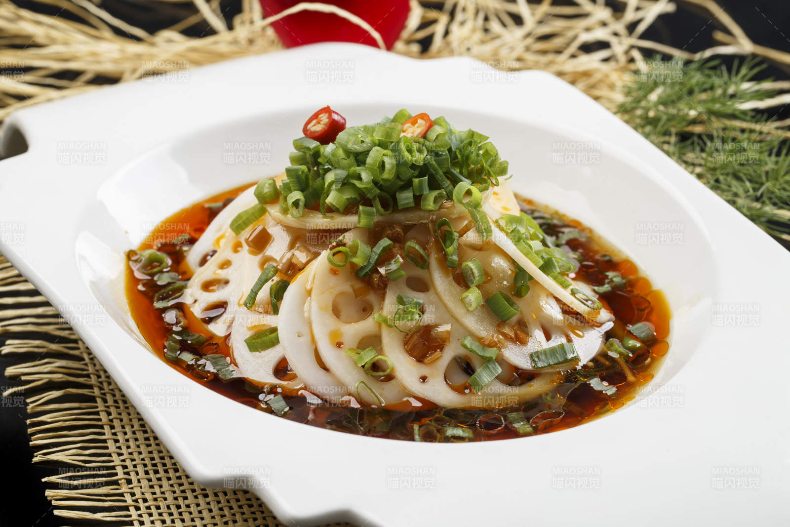 精美瓷餐具装的酸辣凉拌藕片图片