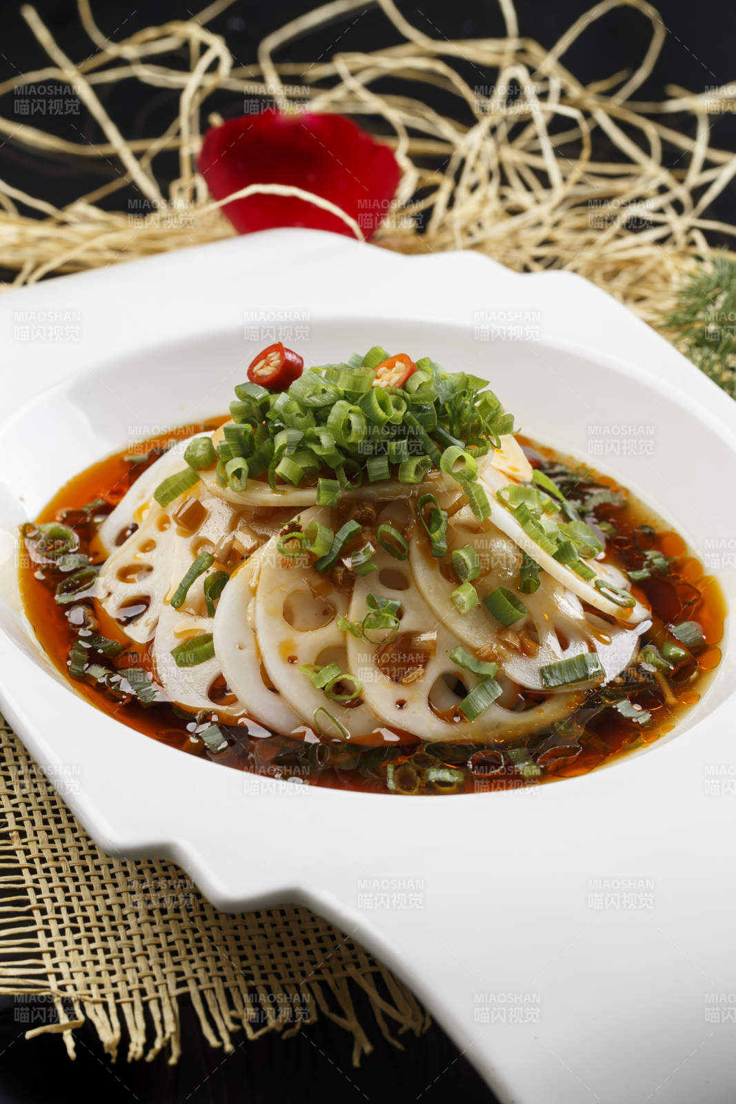 精美瓷餐具装的酸辣凉拌藕片图片