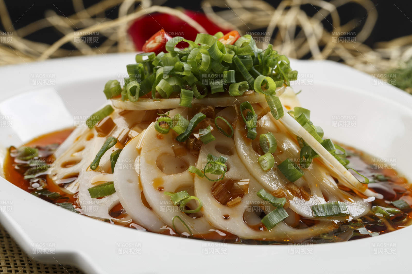 精美瓷餐具装的酸辣凉拌藕片图片