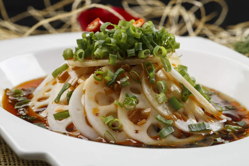 精美瓷餐具装的酸辣凉拌藕片图片