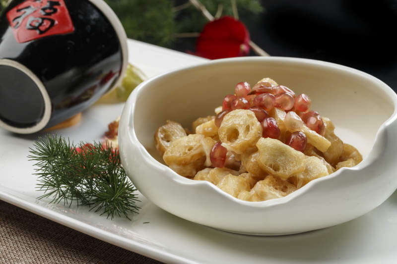 青瓷餐具装的石榴籽炸面筋图片