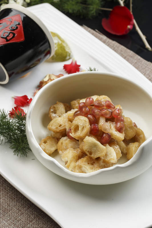 青瓷餐具装的石榴籽炸面筋图片