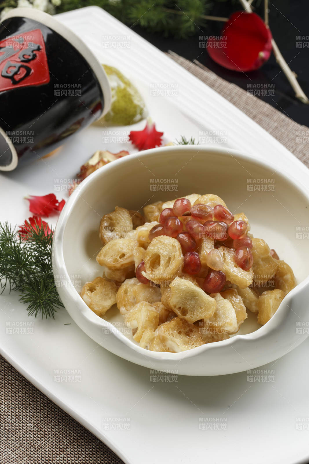 青瓷餐具装的石榴籽炸面筋图片