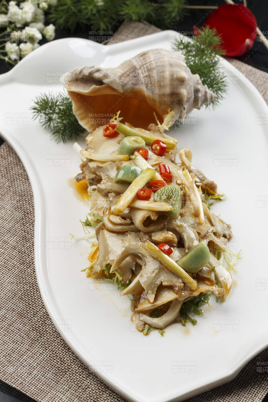 腊八蒜温拌海螺片图片