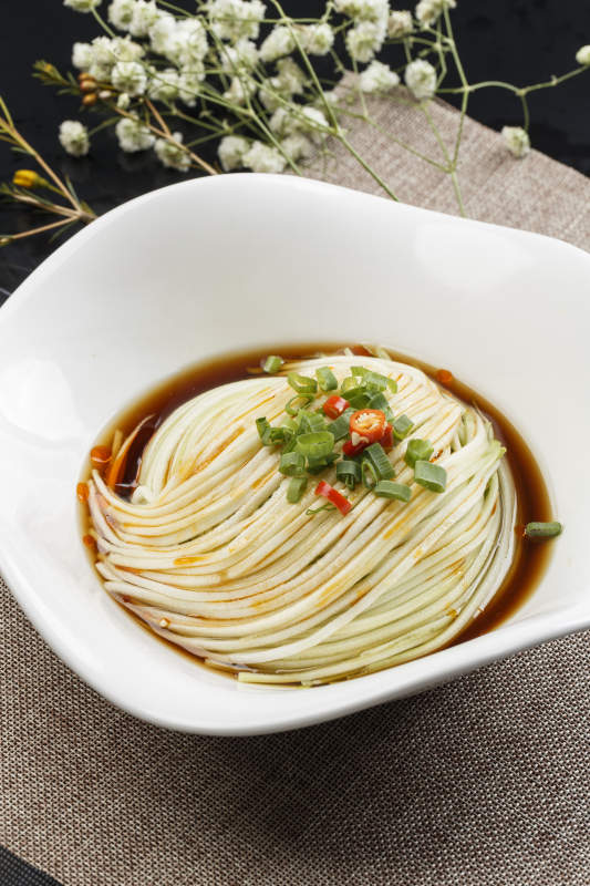 花型白瓷盘装的捞汁瓜丝图片