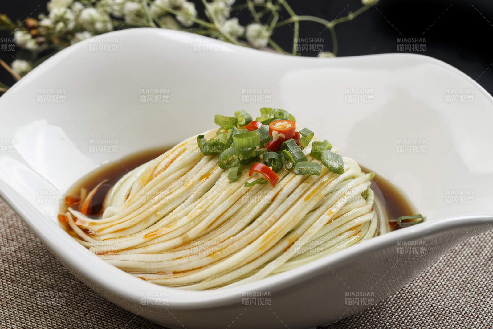 花型白瓷盘装的捞汁瓜丝图片