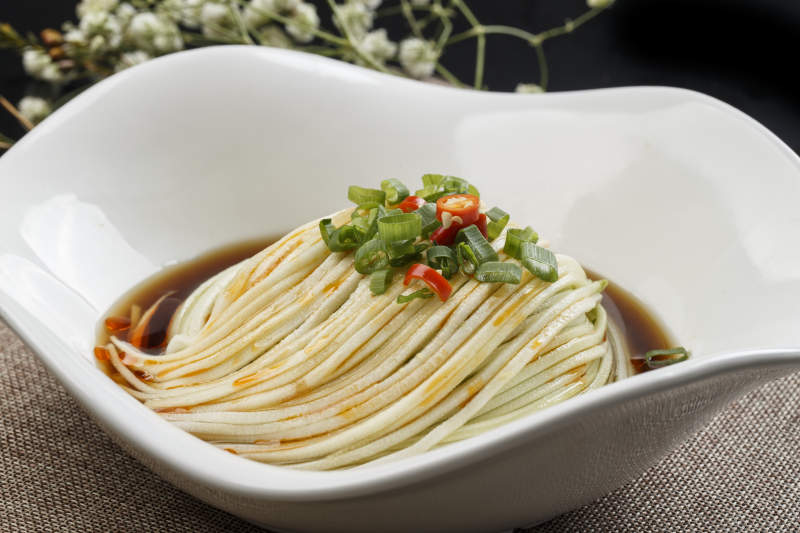 花型白瓷盘装的捞汁瓜丝图片