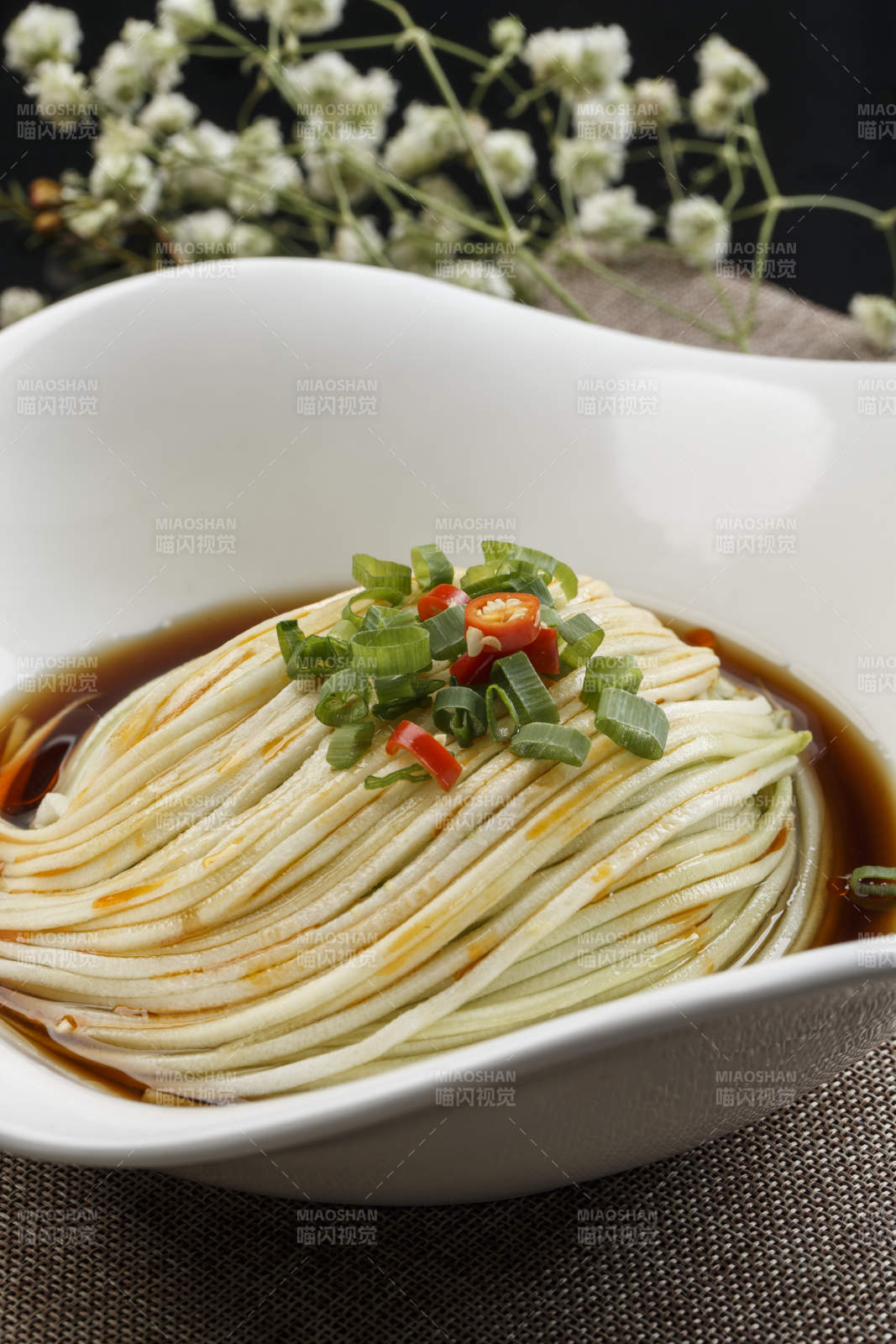 花型白瓷盘装的捞汁瓜丝图片