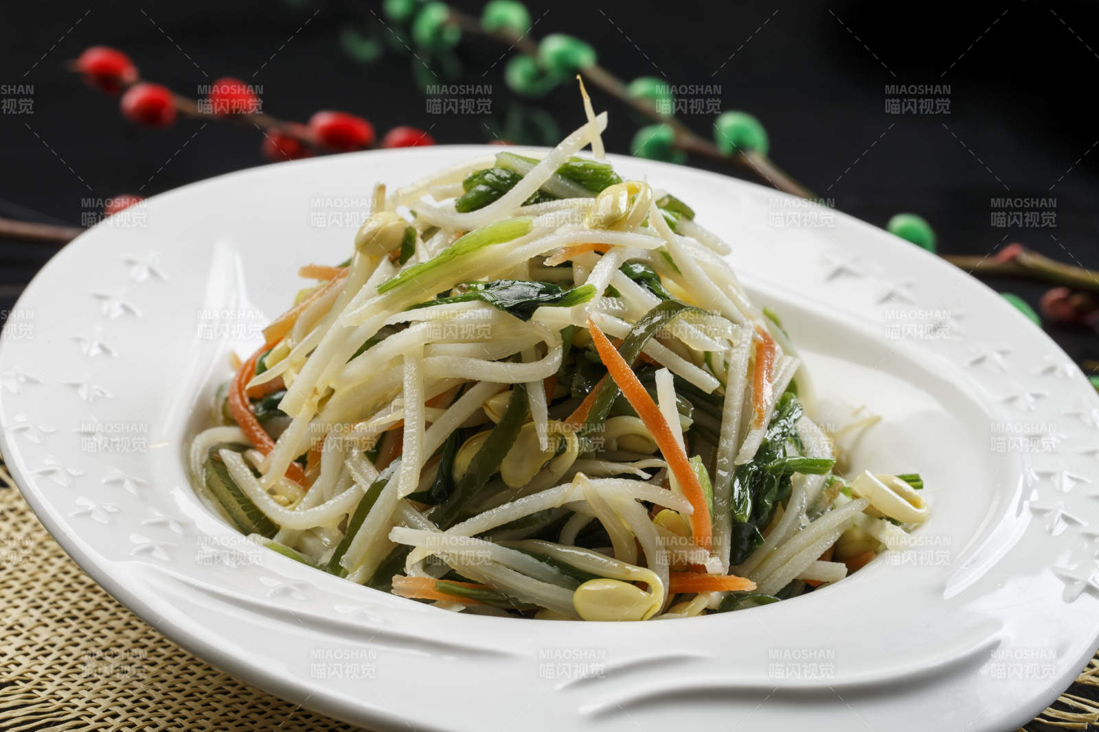 白色瓷盘装的菠菜胡萝卜丝拌豆芽图片