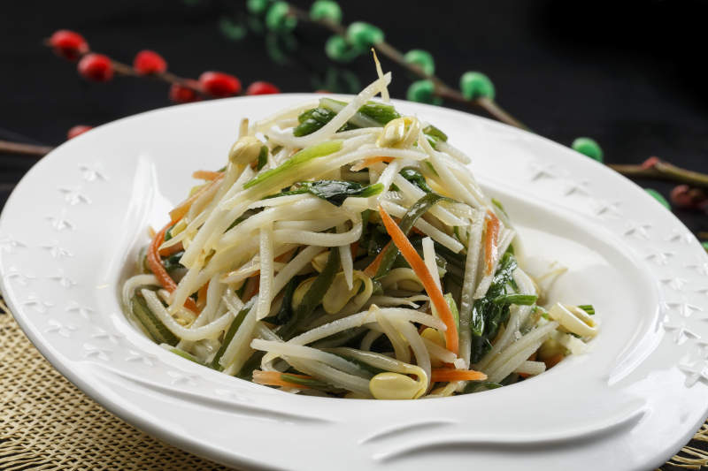 白色瓷盘装的菠菜胡萝卜丝拌豆芽图片