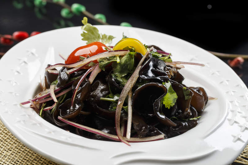 白色瓷盘装的浇汁洋葱彩椒黑木耳图片