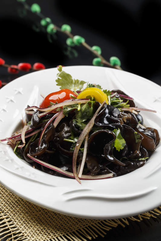 白色瓷盘装的浇汁洋葱彩椒黑木耳图片