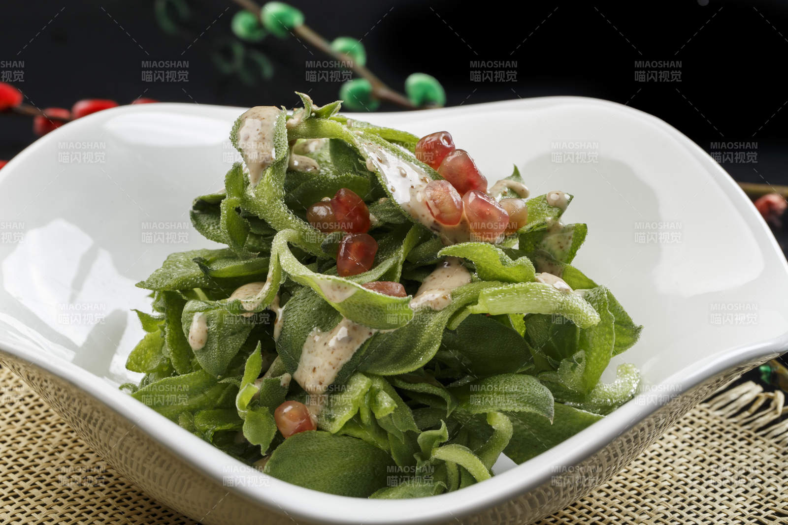 白色瓷盘装的石榴籽穿心莲佐凯撒酱图片