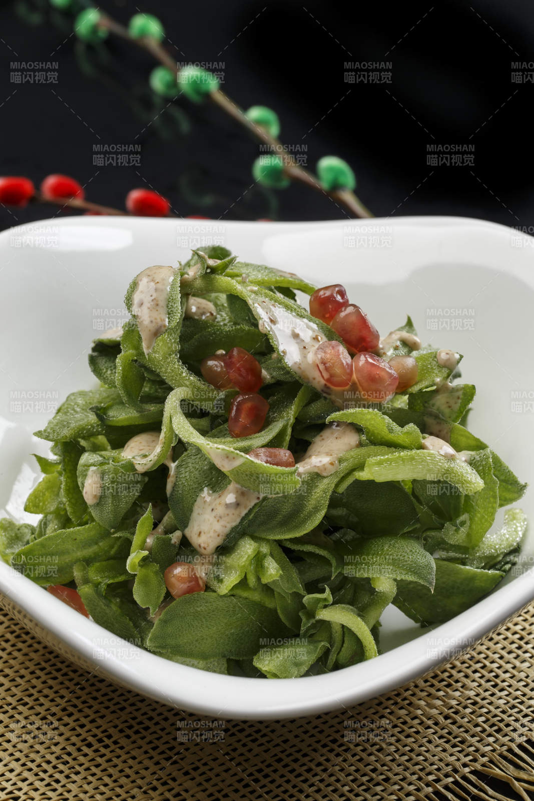 白色瓷盘装的石榴籽穿心莲佐凯撒酱图片