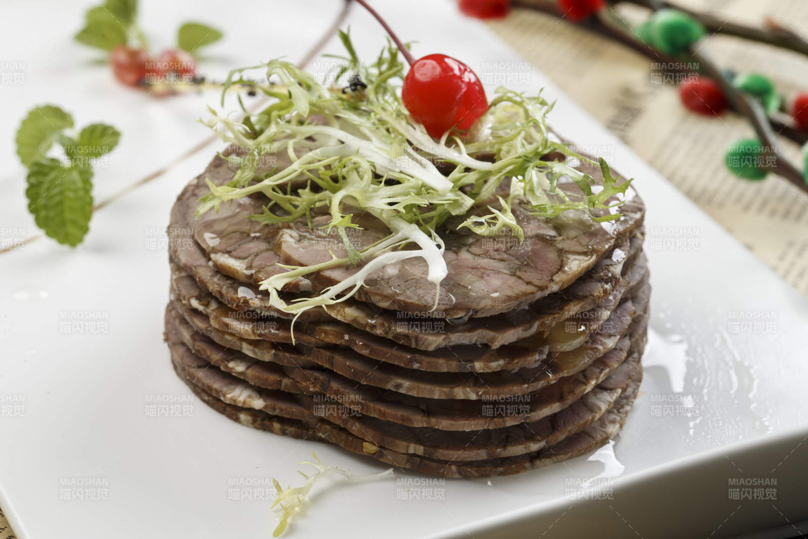 白色瓷盘装的五香压牛腱切片图片