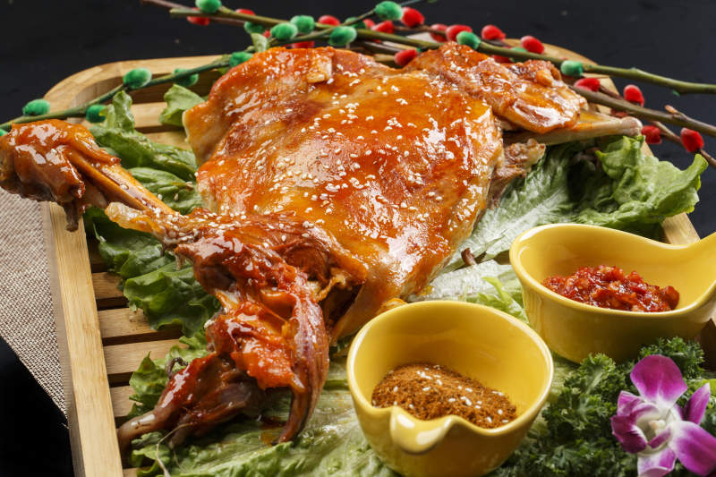 木质托盘装的蒙餐碳烤羊腿图片