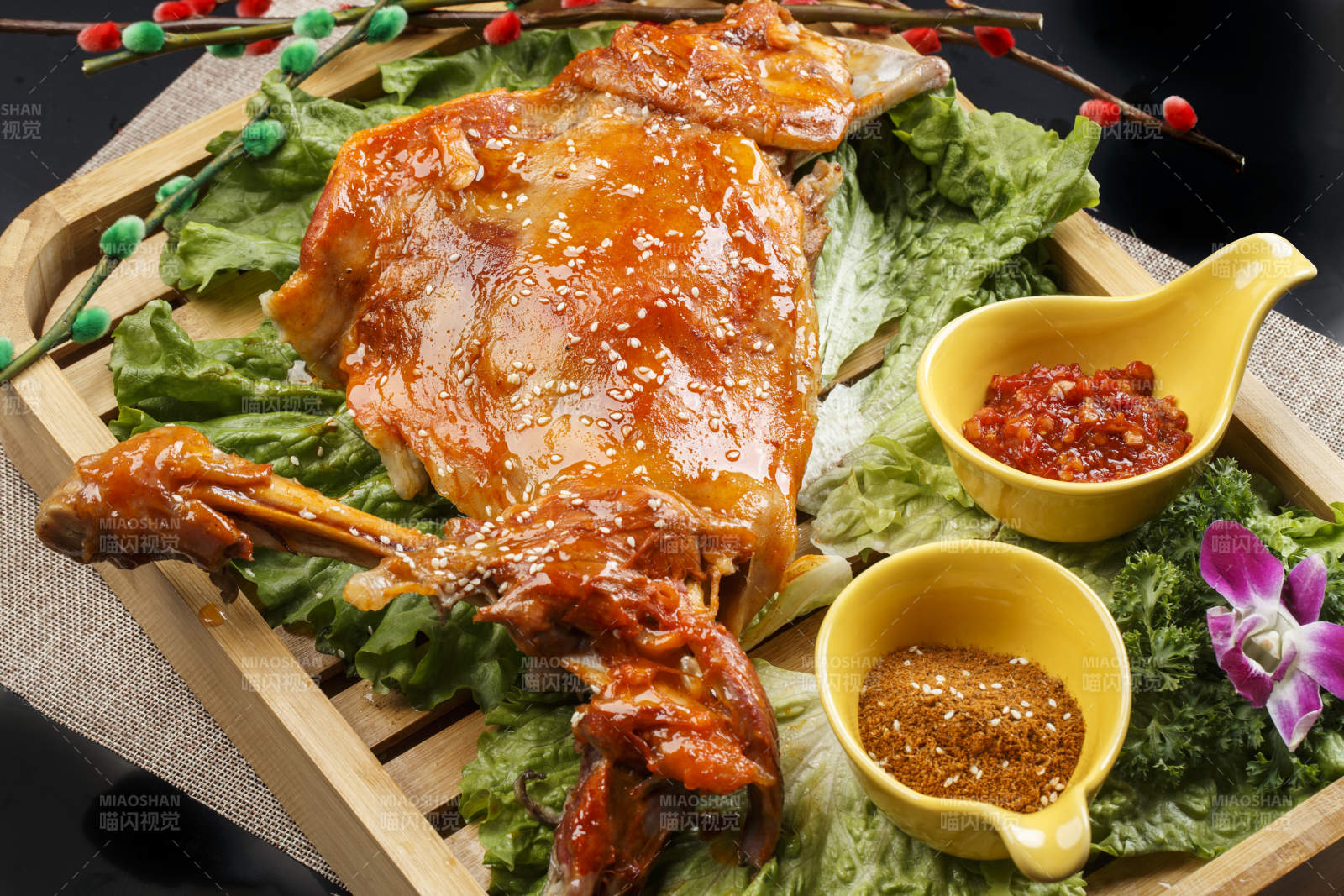木质托盘装的蒙餐碳烤羊腿图片