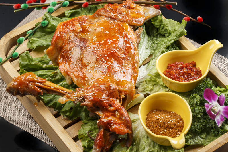 木质托盘装的蒙餐碳烤羊腿图片