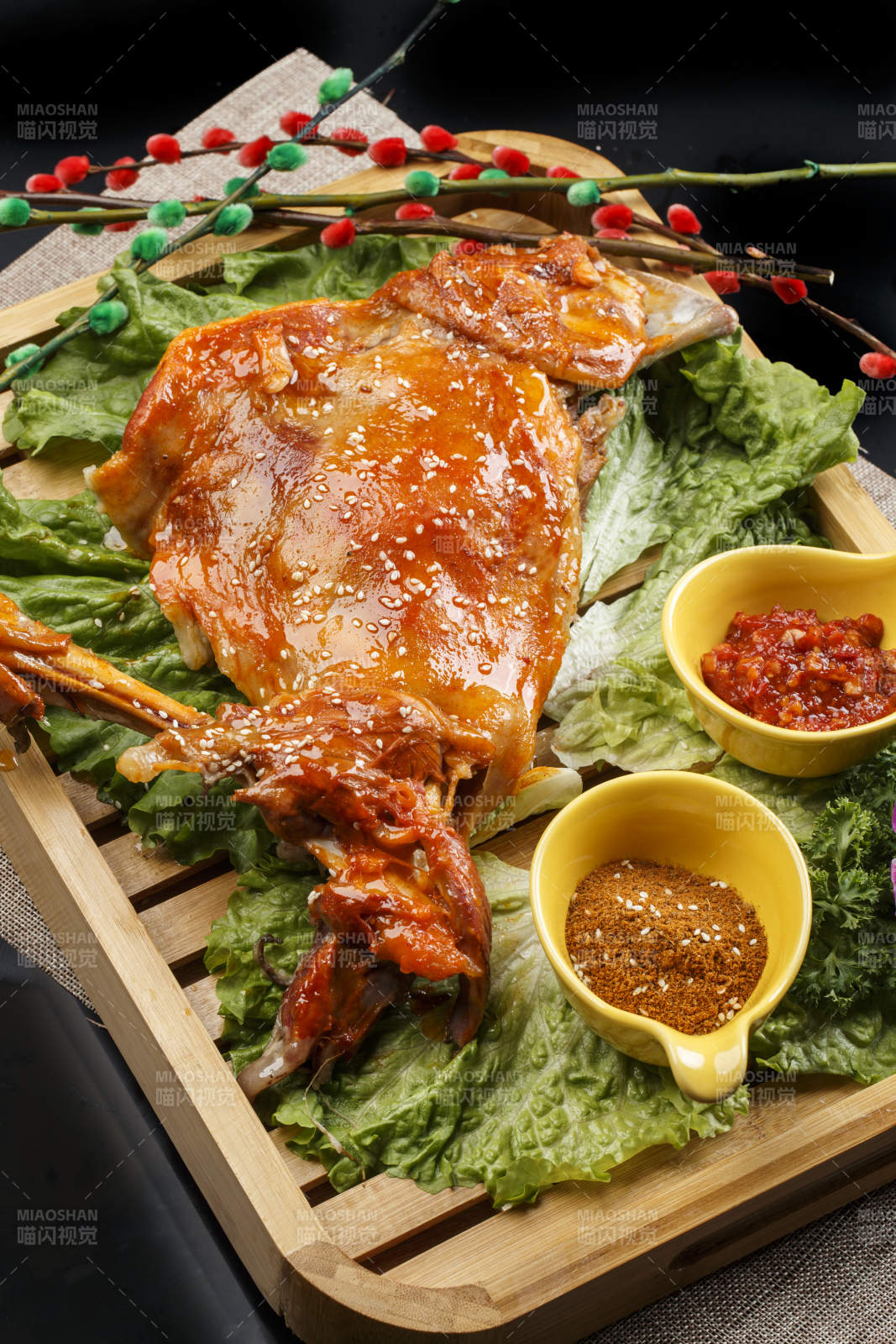木质托盘装的蒙餐碳烤羊腿图片