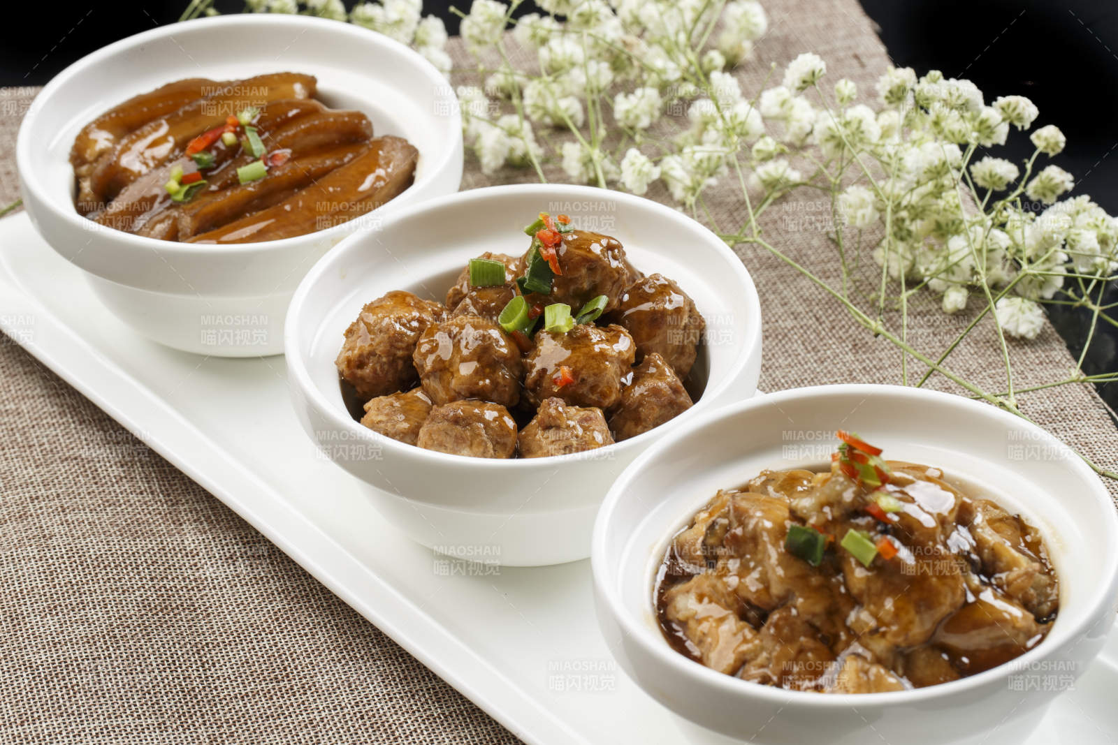 白色瓷餐具装的农家三碗香图片