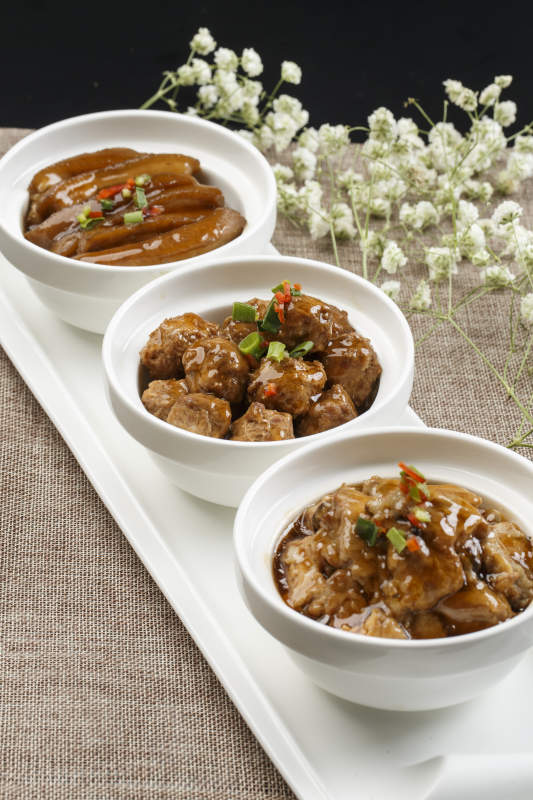 白色瓷餐具装的农家三碗香图片