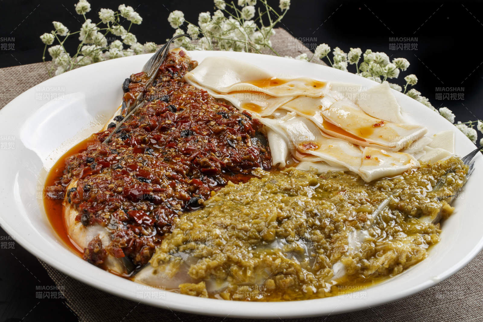 白色瓷盘装的双椒蒸鱼头盖面图片