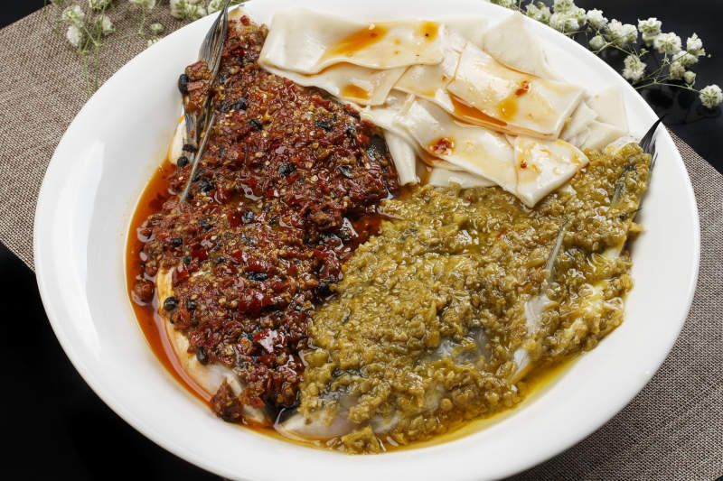 白色瓷盘装的双椒蒸鱼头盖面图片