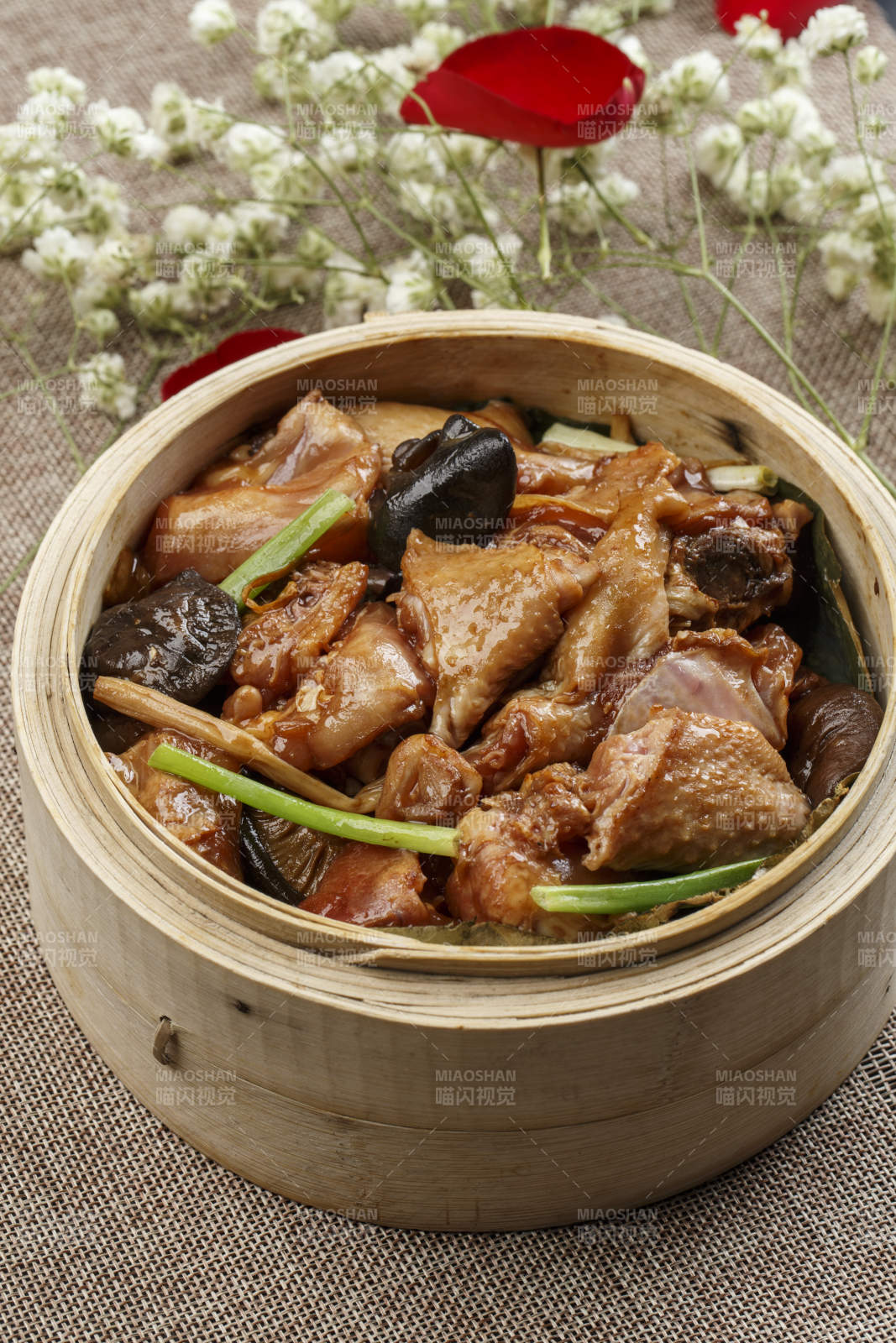 竹笼屉装的香蒸花菇童子鸡块图片