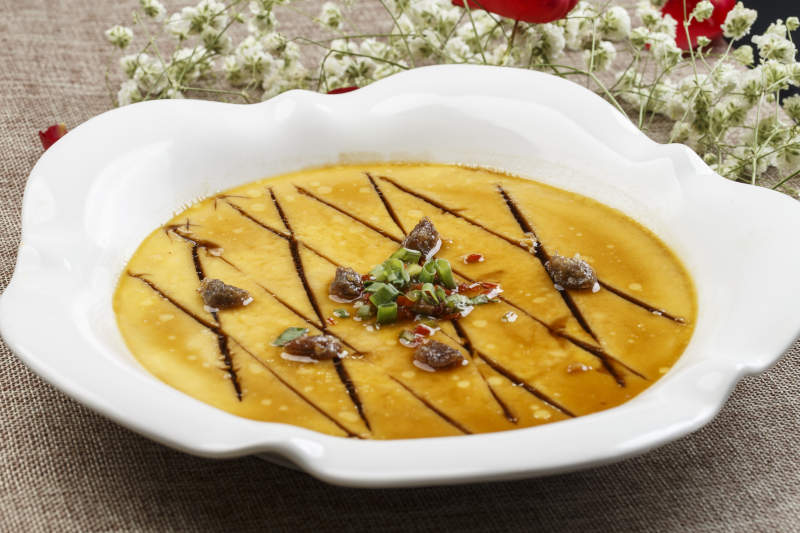 白色瓷盘装的蛤肉海鲜汁蒸水蛋图片