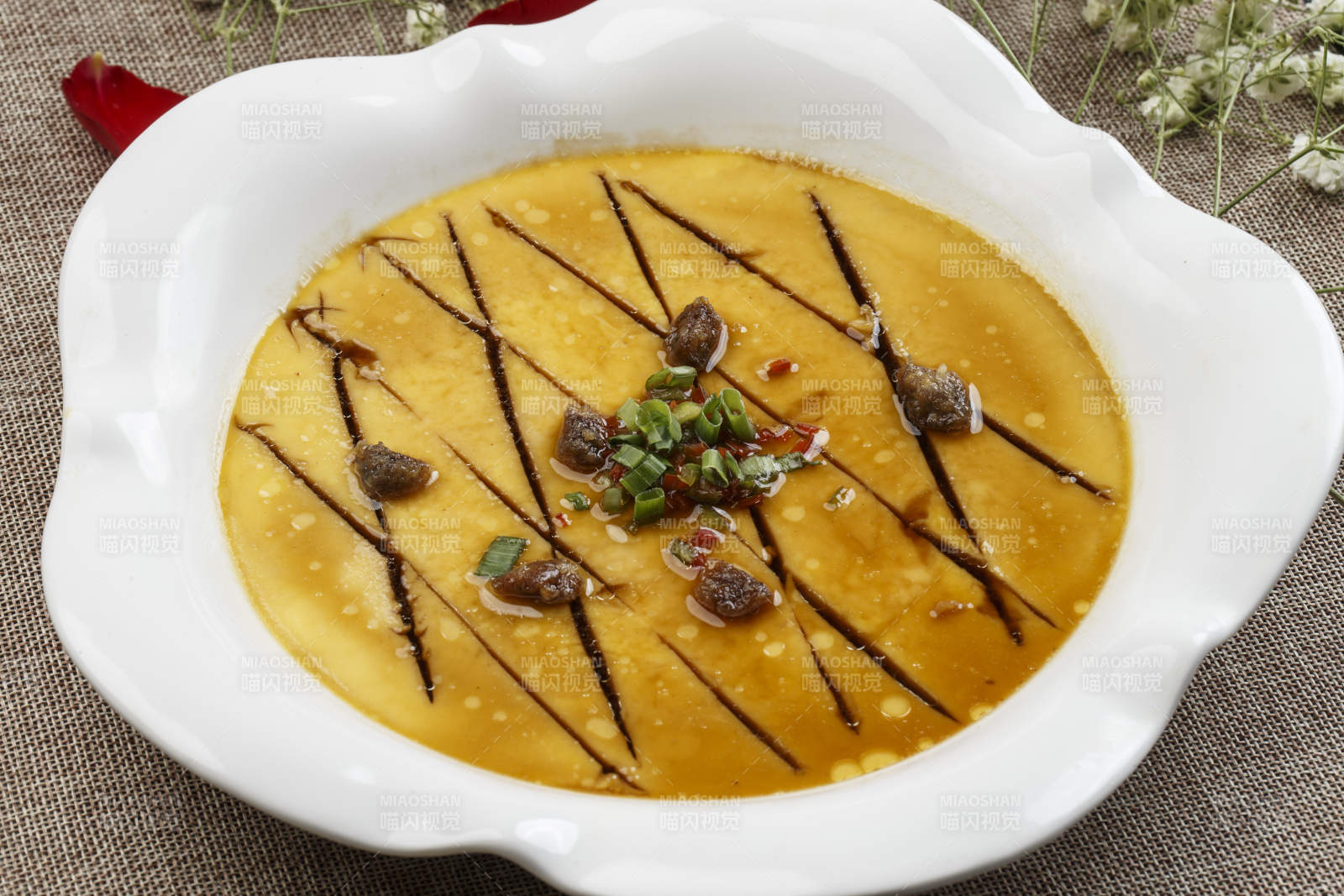 白色瓷盘装的蛤肉海鲜汁蒸水蛋图片