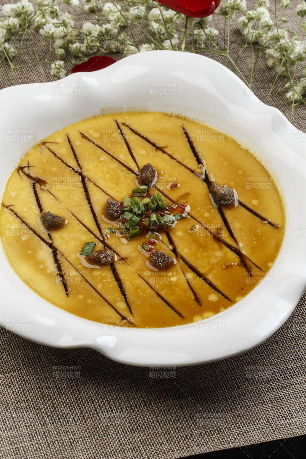 白色瓷盘装的蛤肉海鲜汁蒸水蛋图片