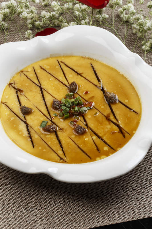 白色瓷盘装的蛤肉海鲜汁蒸水蛋图片